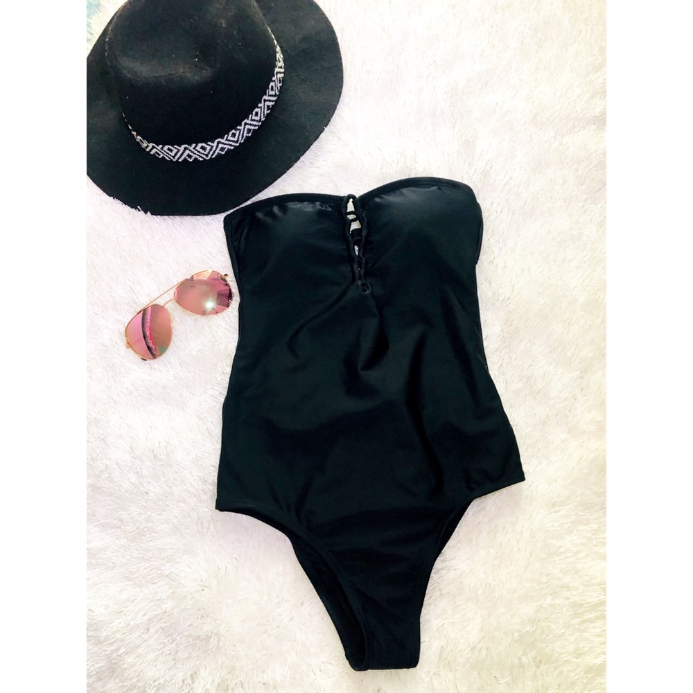 Forever 21 Lace up front One Piece 🖤👙